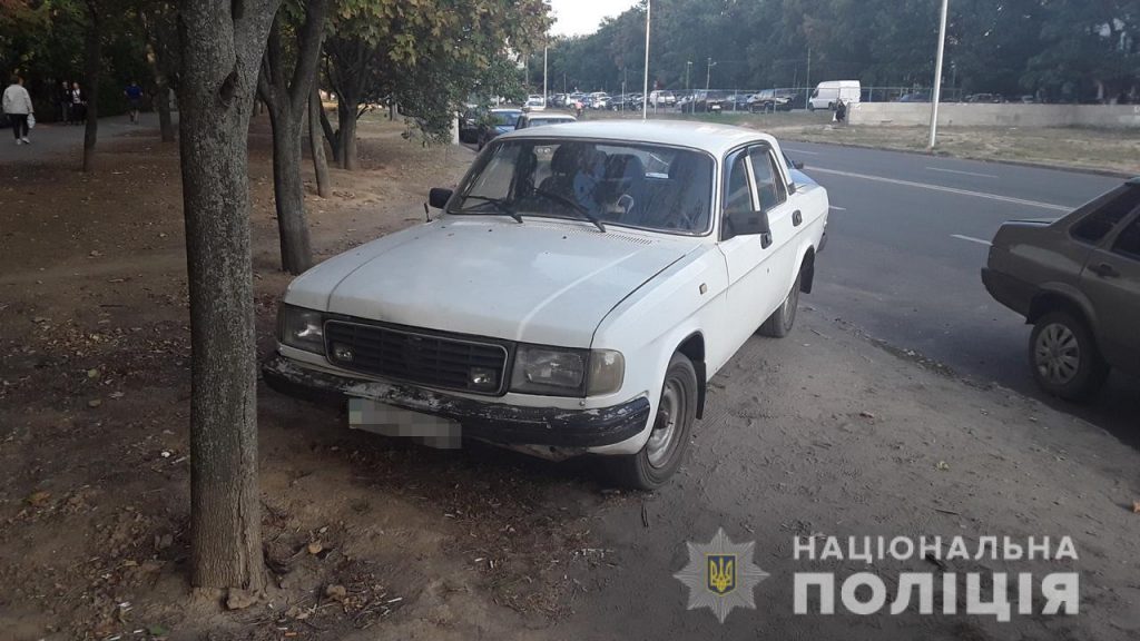 На Харьковщине разбился мотоциклист. Водителю легковушки стало плохо, он врезался в дерево
