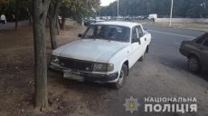 На Харьковщине разбился мотоциклист. Водителю легковушки стало плохо, он врезался в дерево