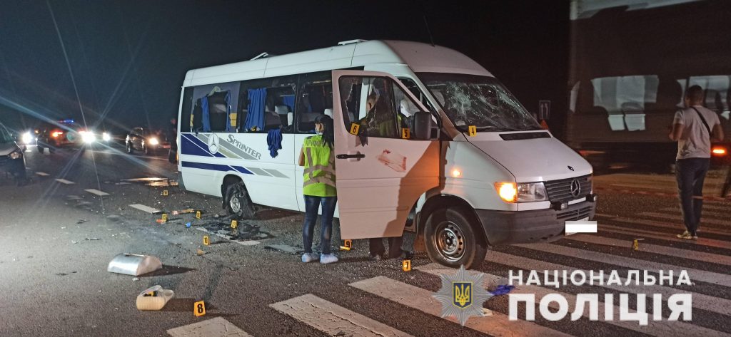 Поліція розшукує свідків та очевидців нападу на автобус політпартії у Харківській області