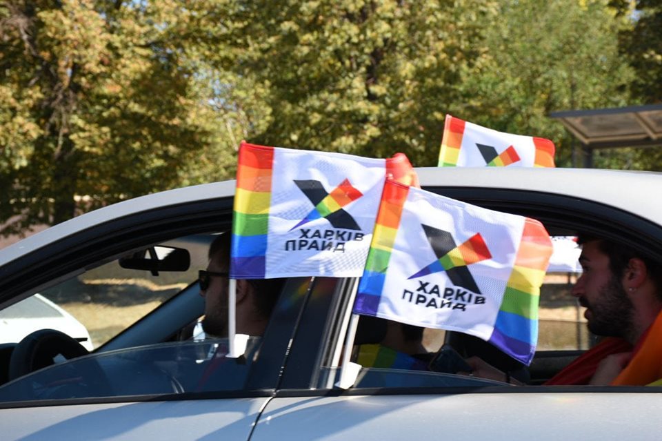 Праворадикали чекали на ЛГБТ+ парад в центрі Харкова, а він пройшов на околиці (відео)