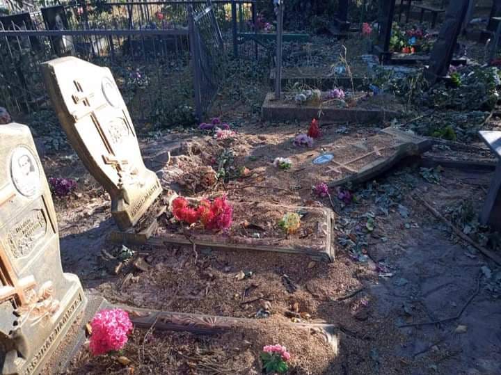 На кладовищі під Харковом зруйнувано декілька надгробних пам’ятників (фото)