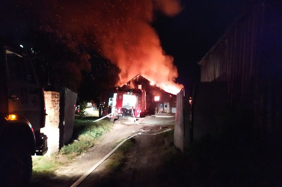 На Харківщині загасили велику пожежу у цеху з виробництва олії (відео, фото)