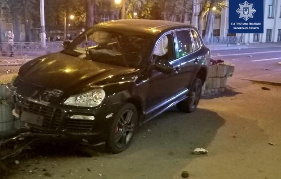 Полиция прокомментировала ночное ДТП на площади Свободы (фото)