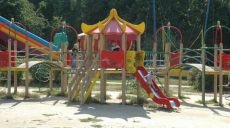 В Харькове продолжают ремонтировать детские и спортивные площадки