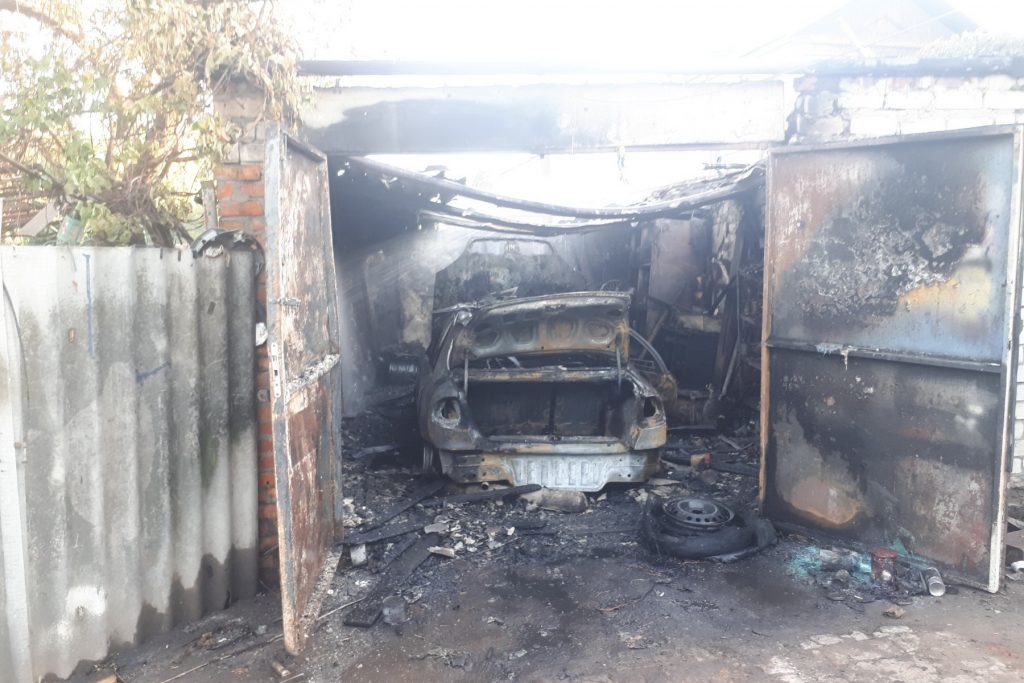 В Харькове в гараже сгорел автомобиль (фото)