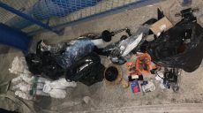 На «Гоптовке» у дальнобойщиков нашли контрабанду