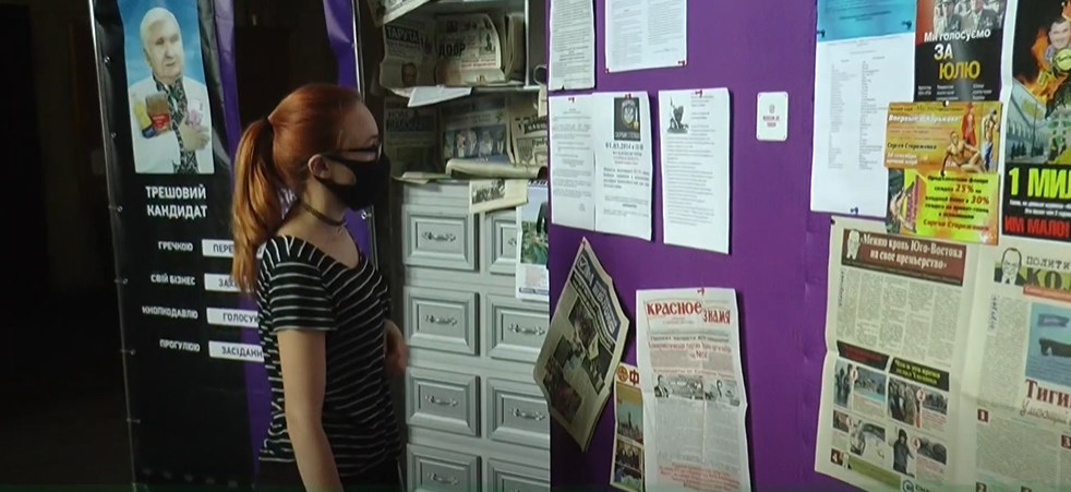 Газети, листівки та гречка: у Харкові зібрали приклади «чорної передвиборчої агітації» (відео)