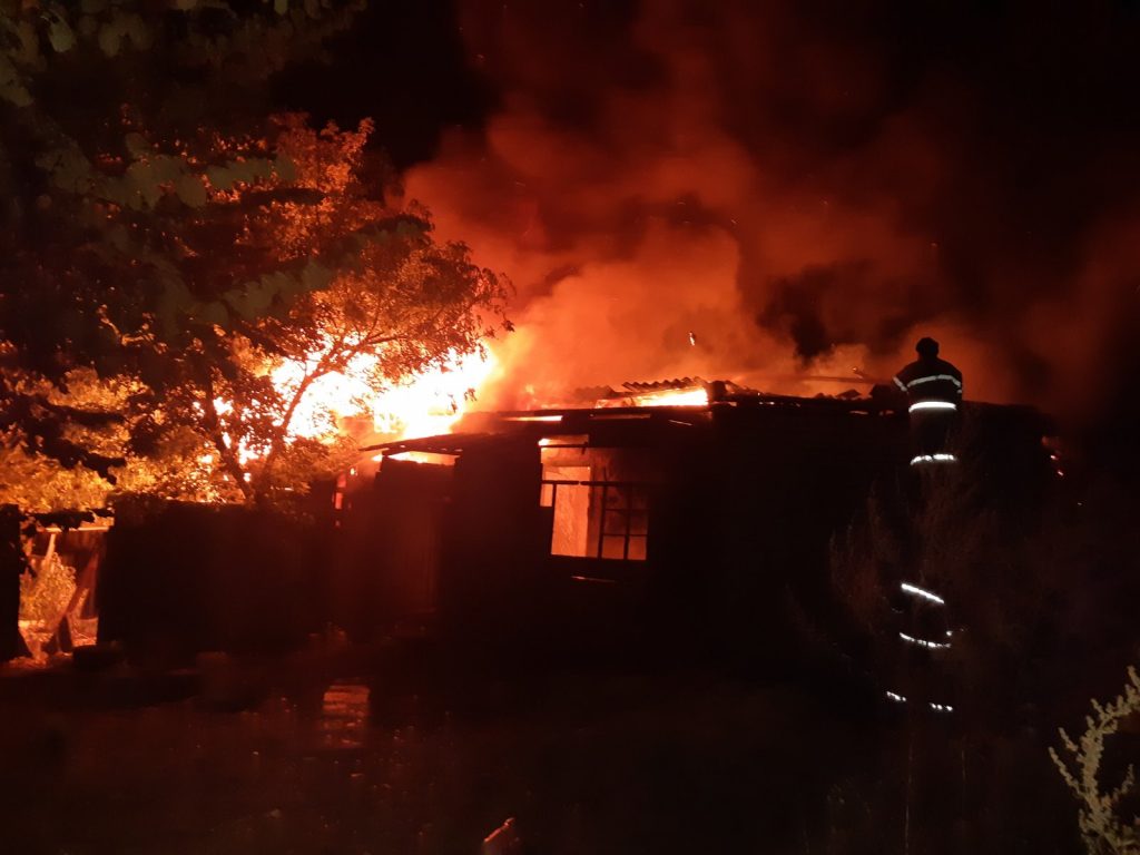 На Харьковщине обнаружили в сгоревшем доме тело неизвестного человека (фото)