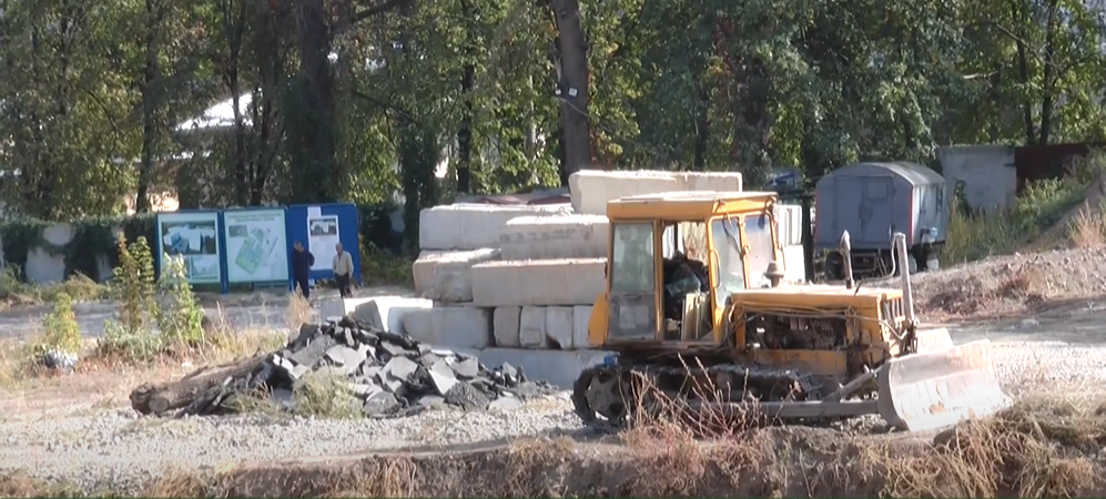 На території нового корпусу Харківського онкоцентру відновилося будівництво (відео)