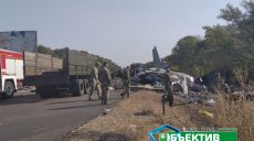 Движение на дороге, возле которой упал военный самолет, усложнено (видео, фото)