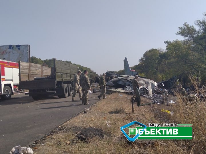 Движение на дороге, возле которой упал военный самолет, усложнено (видео, фото)