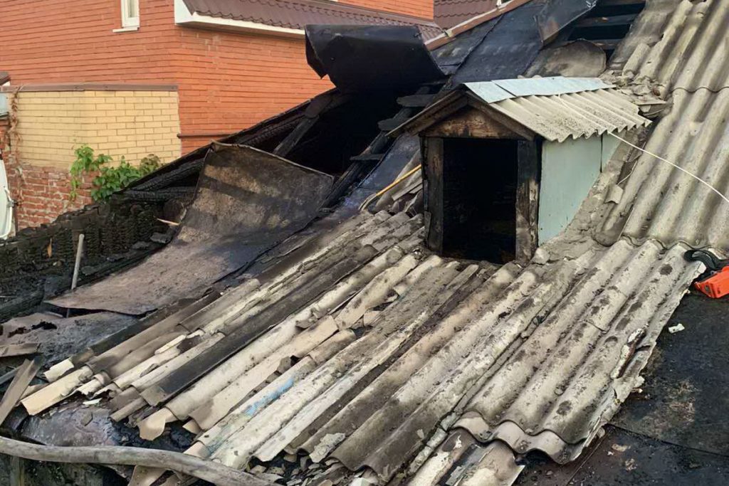 В Харькове сгорели пристройка к дому и его крыша (фото)