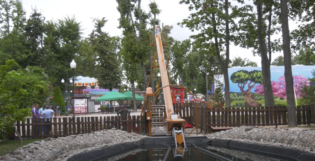 «Летючий човен»: у парку Горького запустили новий водний атракціон (відео)
