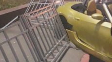 В Харькове водитель BMW въехал в дорожное ограждение (фото)