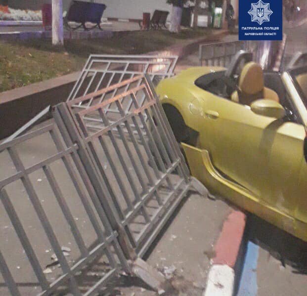 В Харькове водитель BMW въехал в дорожное ограждение (фото)