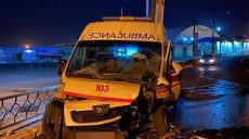 В Харькове водитель KIA Optima выехал на «встречку» и столкнулся со «скорой» (фото)
