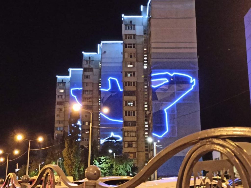 Жилые дома на Алексеевке украсили иллюминацией (фото, видео)