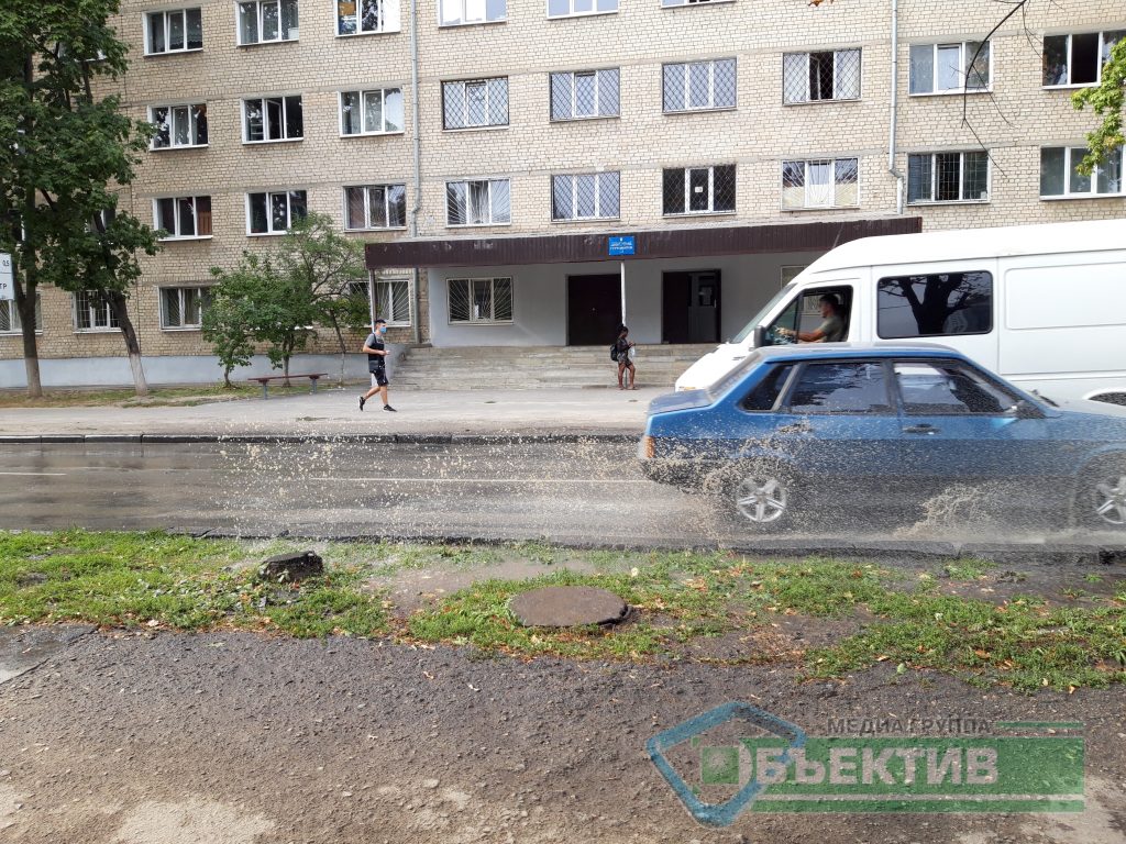 У Харкові утворився гейзер, який затопив вулиці (відео, фото)
