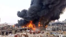 У порту Бейрута знову чутно вибухи, все навкруги охоплено полум’ям (відео)