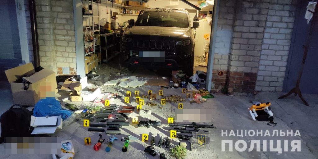 В гараже на Алчевских, где совершено самоубийство, полиция нашла арсенал боеприпасов (фото)
