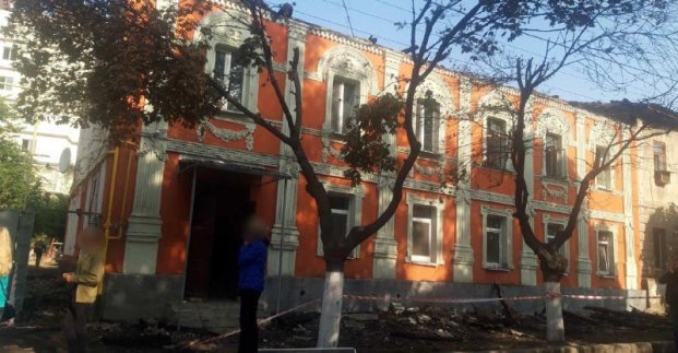 На улице Конторской устраняют последствия пожара в одном из домов