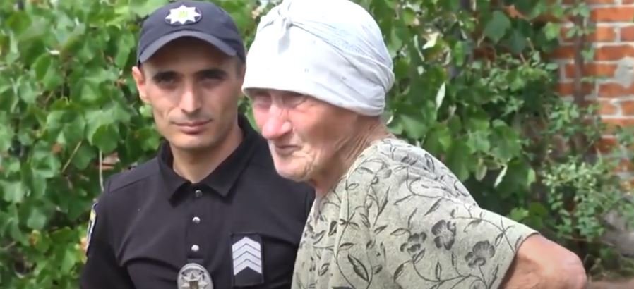 На Дворічанщині копи самотужки загасили вогонь у будинках і врятували бабусю (відео)