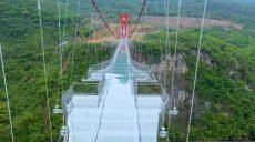 Китайцы построили стеклянный мост, который стал самым длинным в мире (фото, видео)