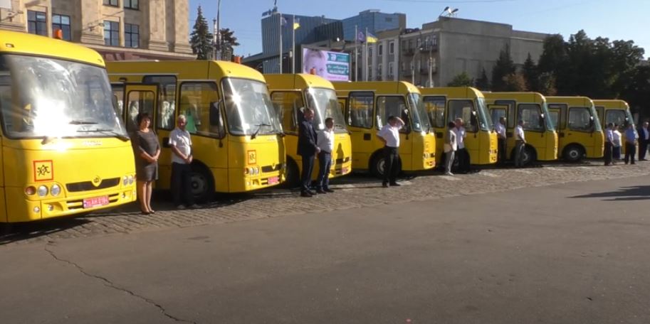 Об’єднанні територіальні громади Харківщини отримали нові шкільні автобуси (відео)