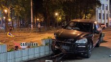 В Харькове пьяный водитель въехал в клумбу возле гостиницы «Харьков» (видео, фото)