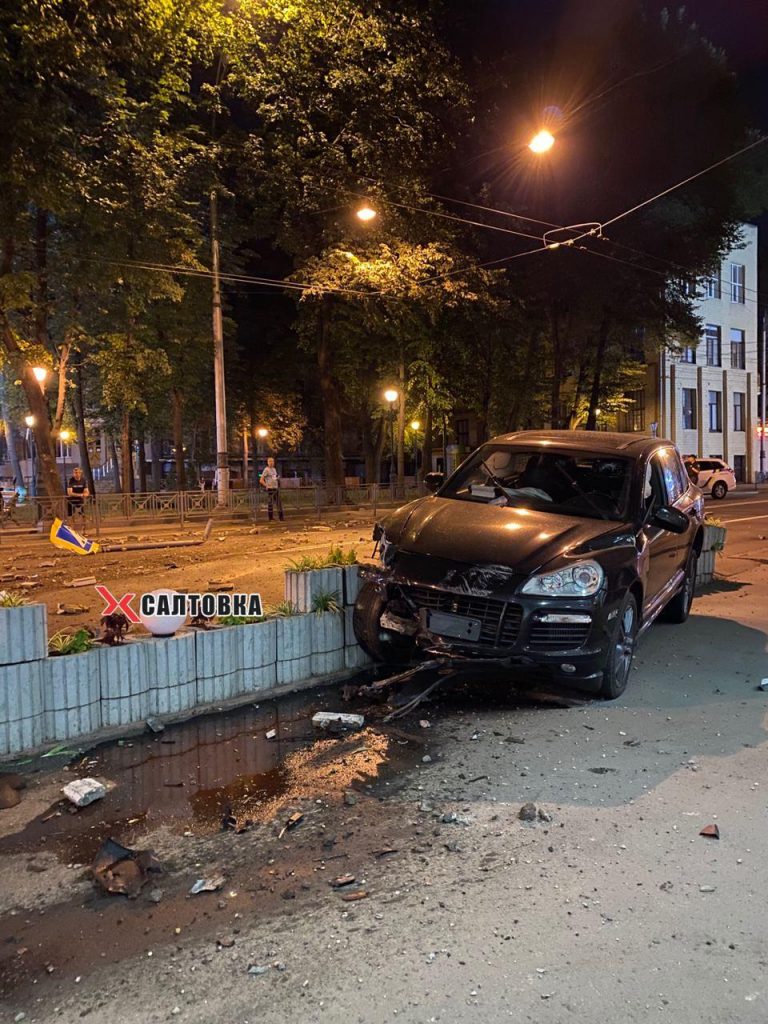 В Харькове пьяный водитель въехал в клумбу возле гостиницы «Харьков» (видео, фото)