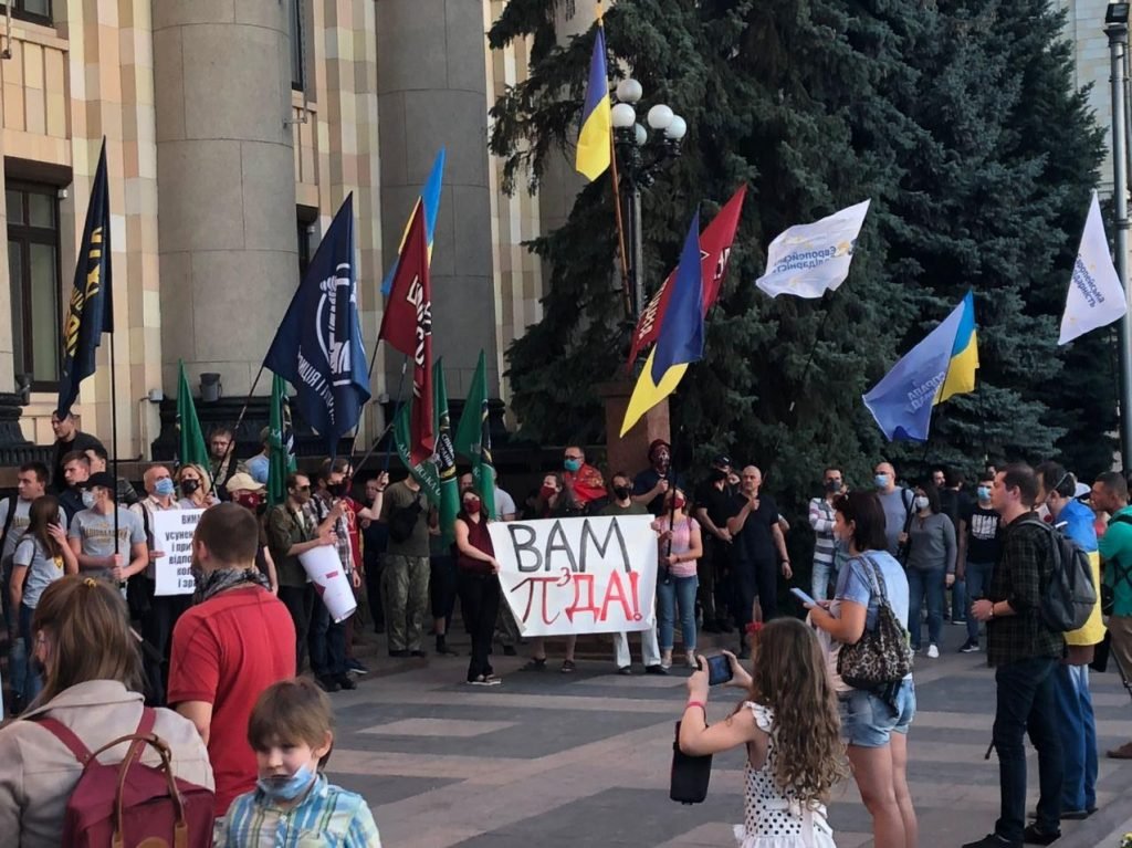 «Ні капітуляції!»: харків’яни мітингували проти перевірки бойовиками українських позицій (відео)