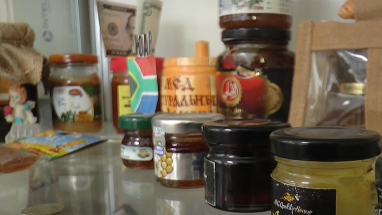 Харківський пасічник зібрав колекцію меду з різних країн світу (відео)