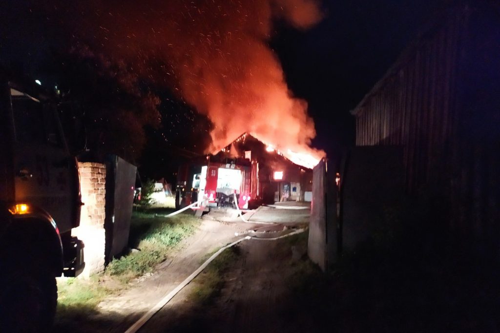Спасатели потушили пожар в цехе по производству масла (фото, видео)