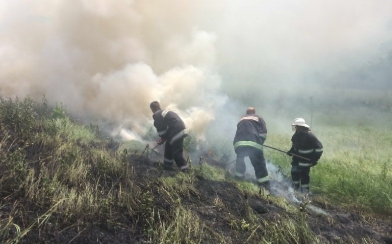 Спасатели ликвидируют пожар на окраине Харькова