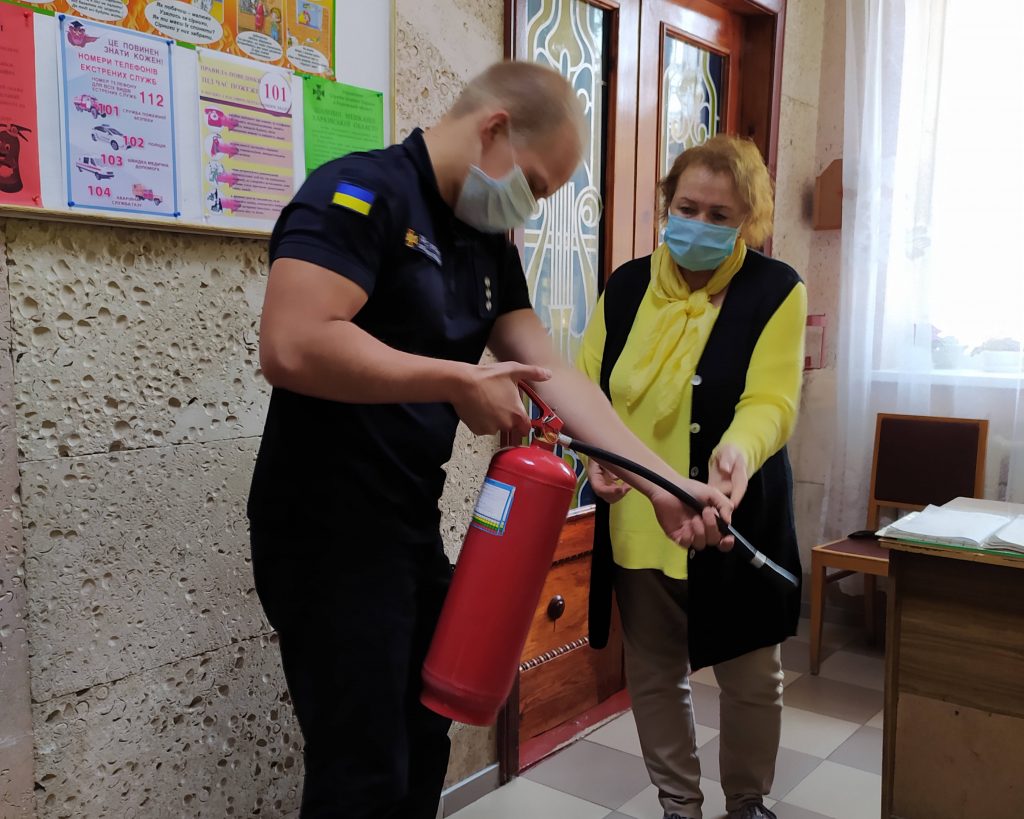 В Лозовском районе спасатели проверяют избирательные участки