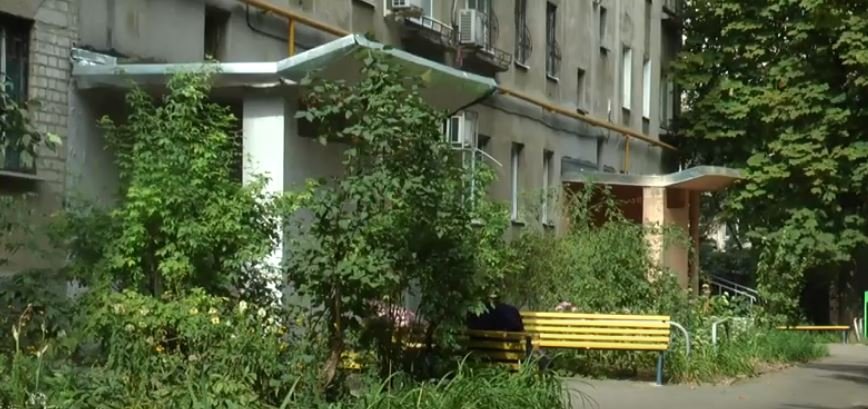 З початку літа — 5 крадіжок: мешканці будинку на Павловому Полі скаржаться на бандитів (відео)