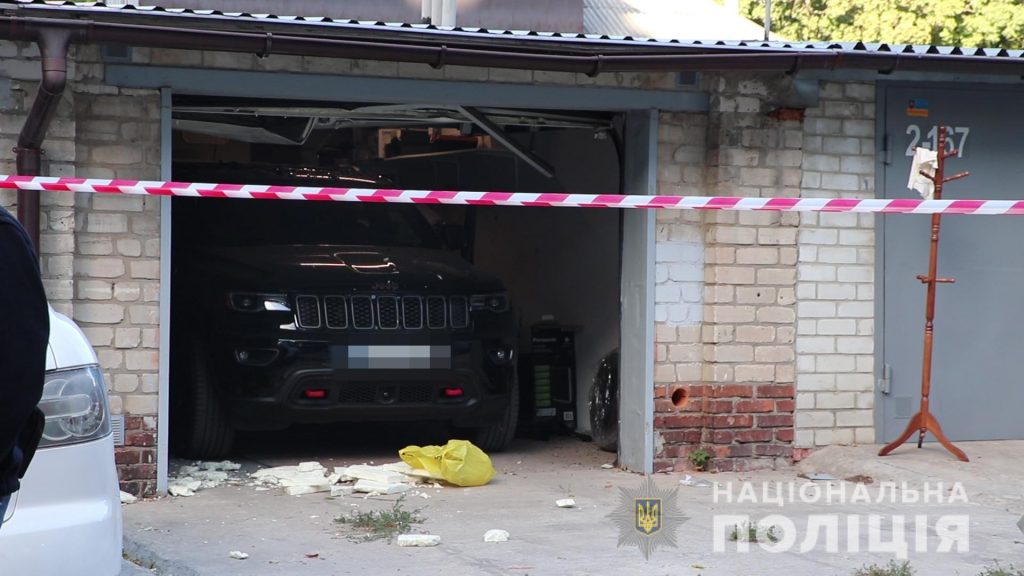 57-летний мужчина покончил собой в гараже на ул. Алчевских в Харькове (фото)
