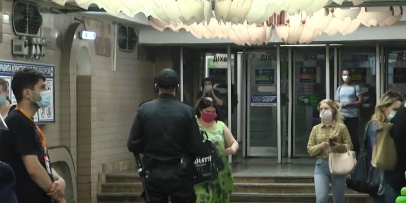 У харківському метро чоловіка без маски оштрафували на 17 тисяч гривень (відео)