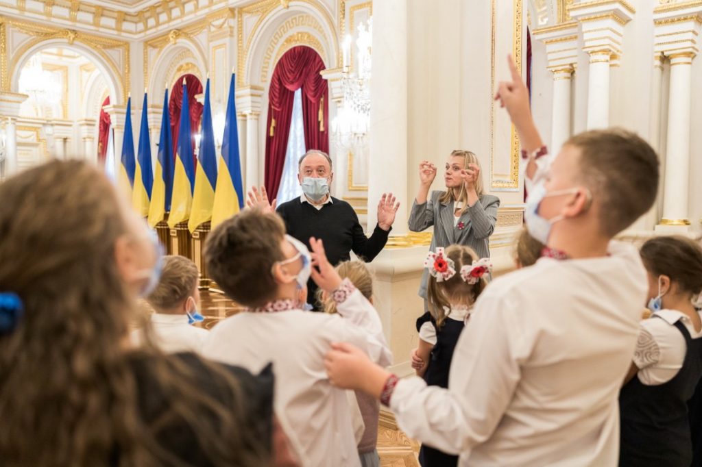 Елена Зеленская стала инициатором экскурсии по Мариинскому дворцу для детей с нарушениями слуха