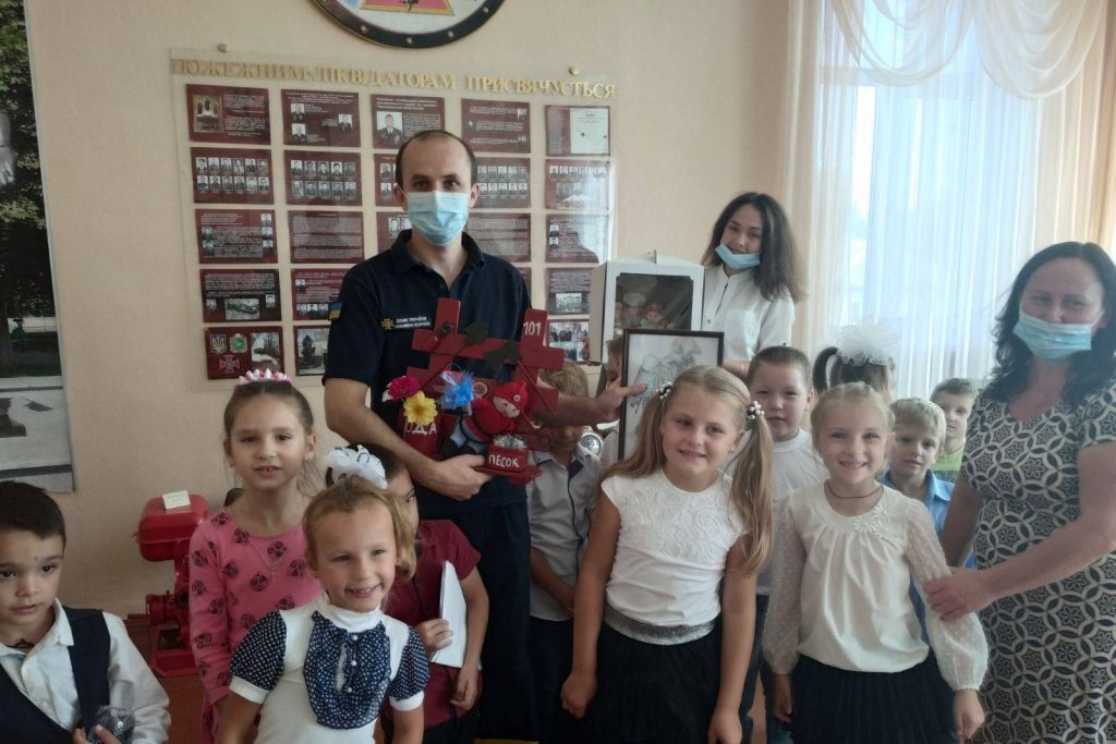 Дети поздравили спасателей Харькова с профессиональным праздником