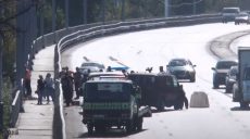 На Комунальному мосту Mercedes протаранив відбійник, який ремонтували дорожники (відео)