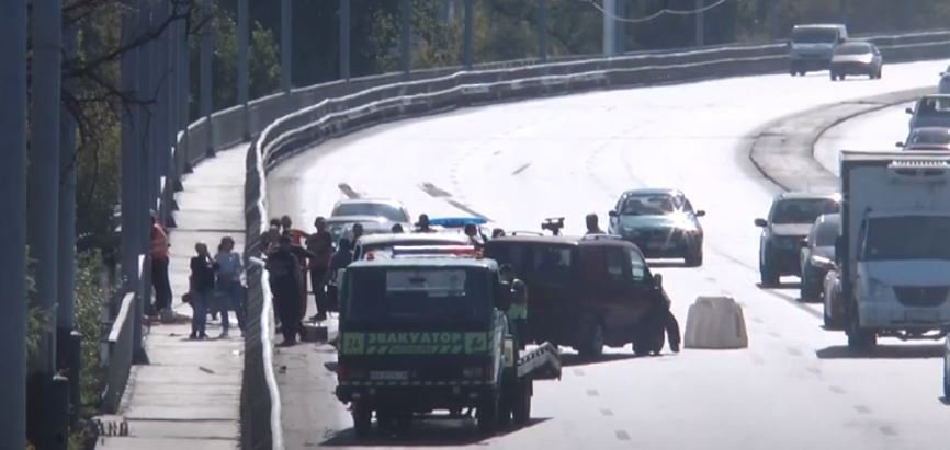 На Комунальному мосту Mercedes протаранив відбійник, який ремонтували дорожники (відео)