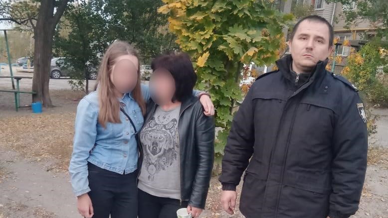 На Харківщині поліцейські повернули батькам неповнолітню дівчину