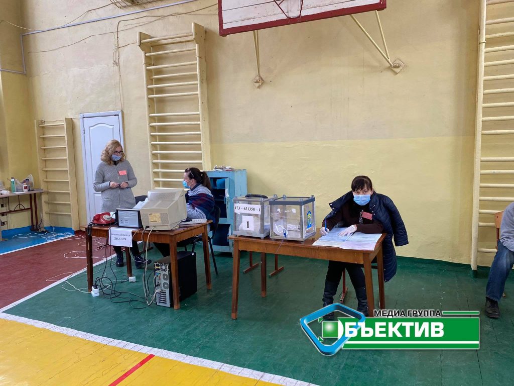 У Слобідському районі Харкова на виборчій дільниці №631358 не могли дістати бюлетені з сейфу (фото)