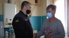 Харківський рятувальник виніс із полум’я свого сусіда (відео)