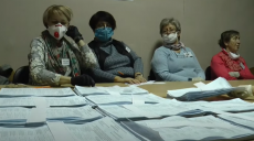 У Харкові за кілька хвилин до закриття на виборчу дільницю викликали поліцію (відео)