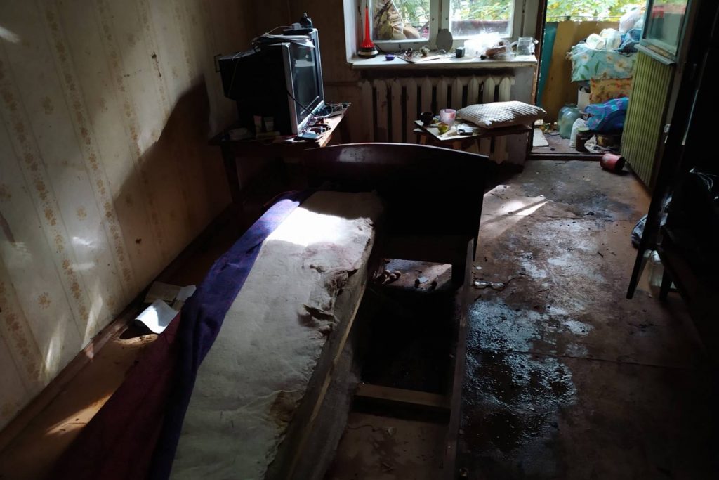 В Харьковской области пожарные вынесли из горящего дома женщину (фото)