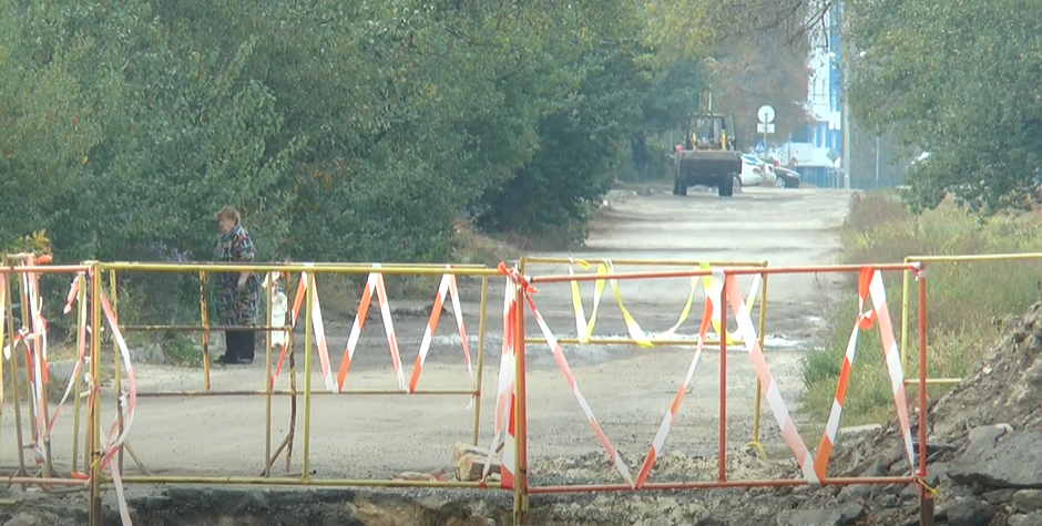 Дорогу на Познанській, де латали ями килимами, відремонтували (відео)