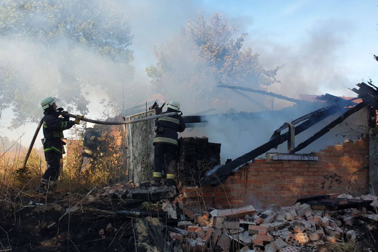 Спасателям удалось уберечь от огня жилой дом (фото)