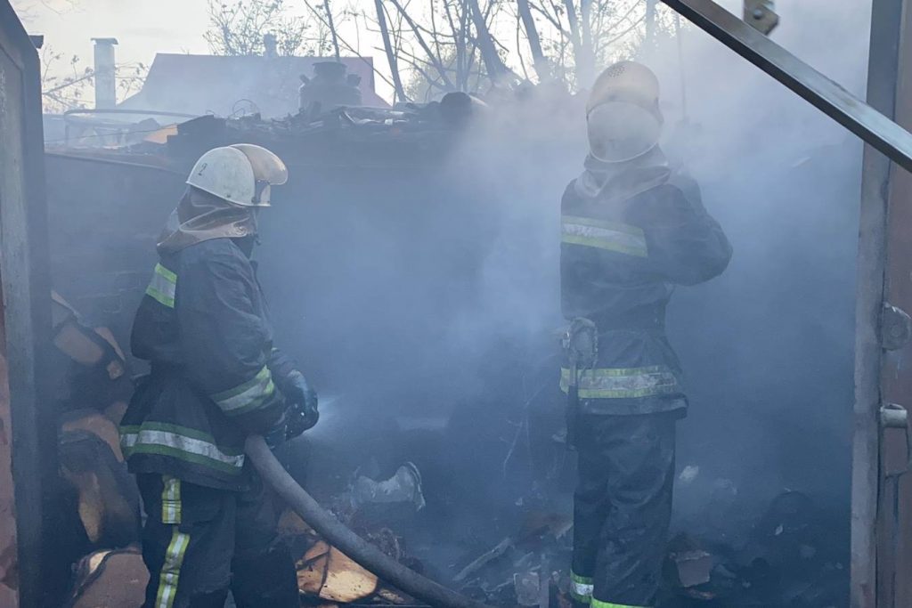 Рятувальники у Харкові загасили велику пожежу, котра з відкритої території перекинулась на приватні домоволодіння